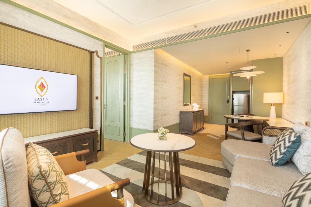 Eastin Grand Hotel Phayathai Bangkok Exterior photo Living room of a suite