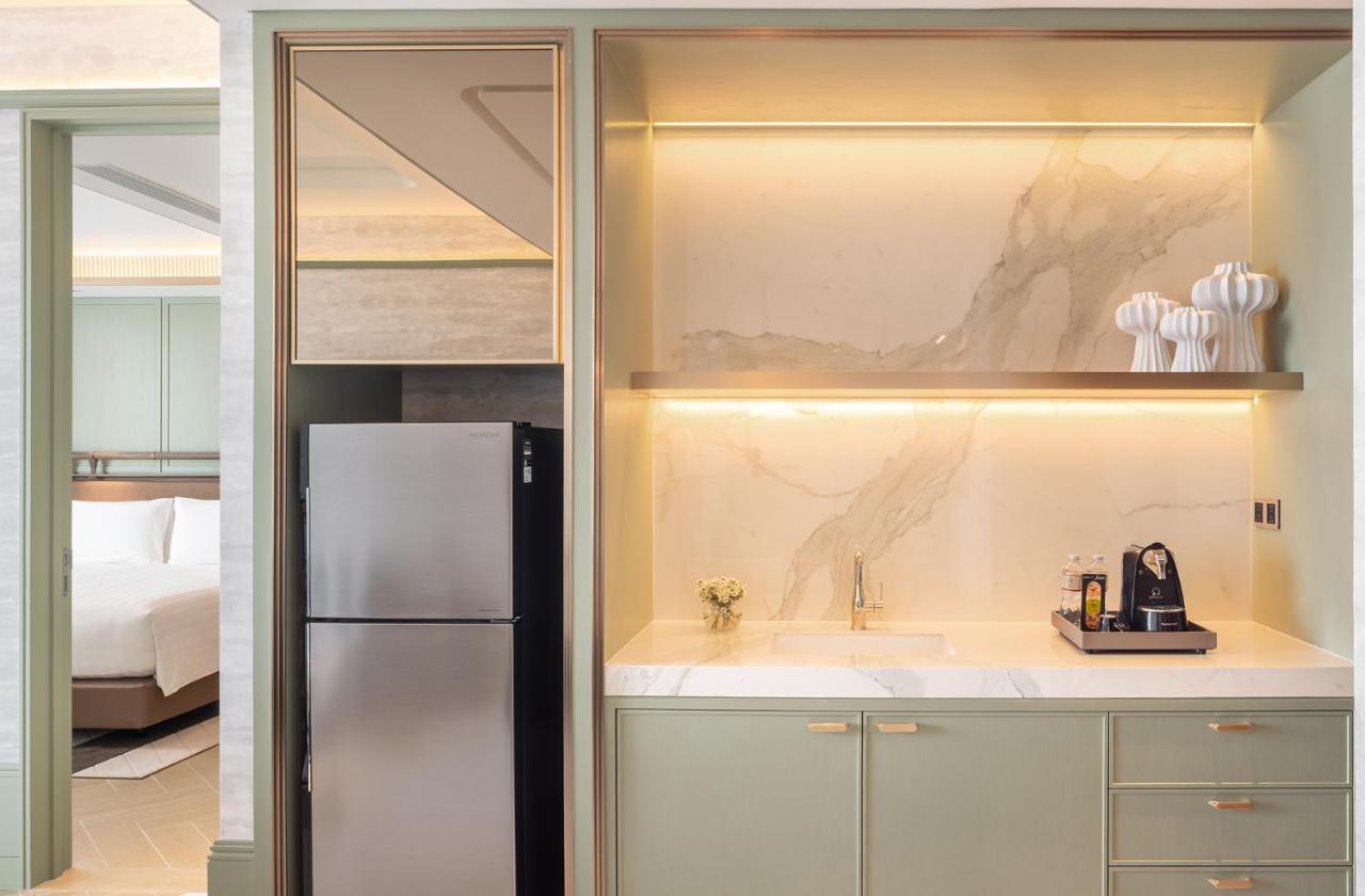 Eastin Grand Hotel Phayathai Bangkok Exterior photo A wet bar in a hotel room