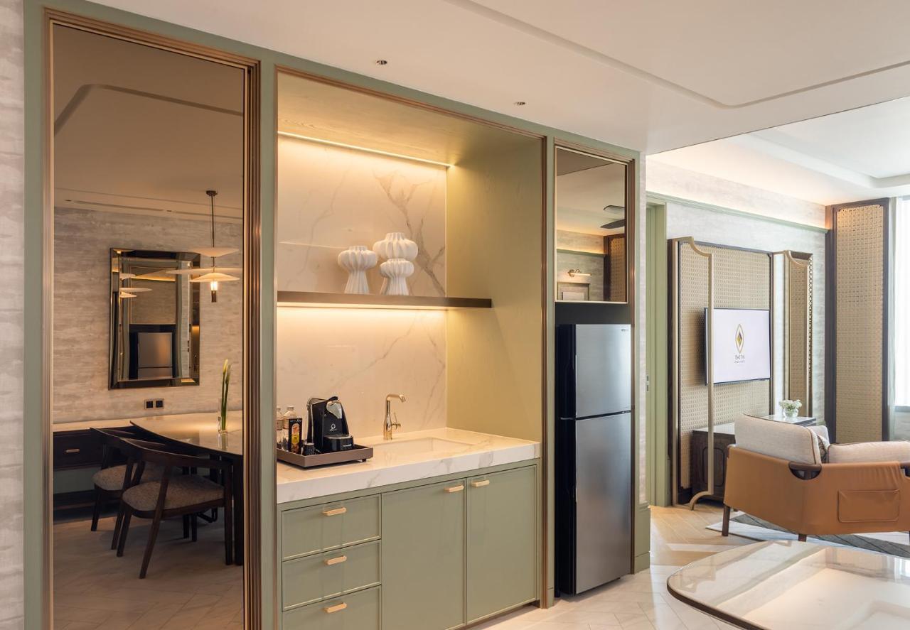 Eastin Grand Hotel Phayathai Bangkok Exterior photo A suite at the hotel