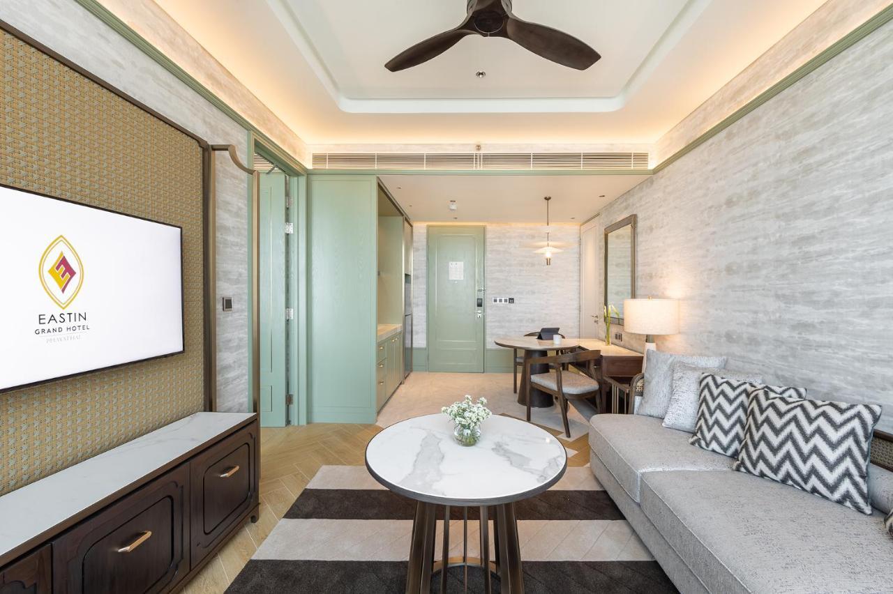 Eastin Grand Hotel Phayathai Bangkok Exterior photo A suite at the hotel