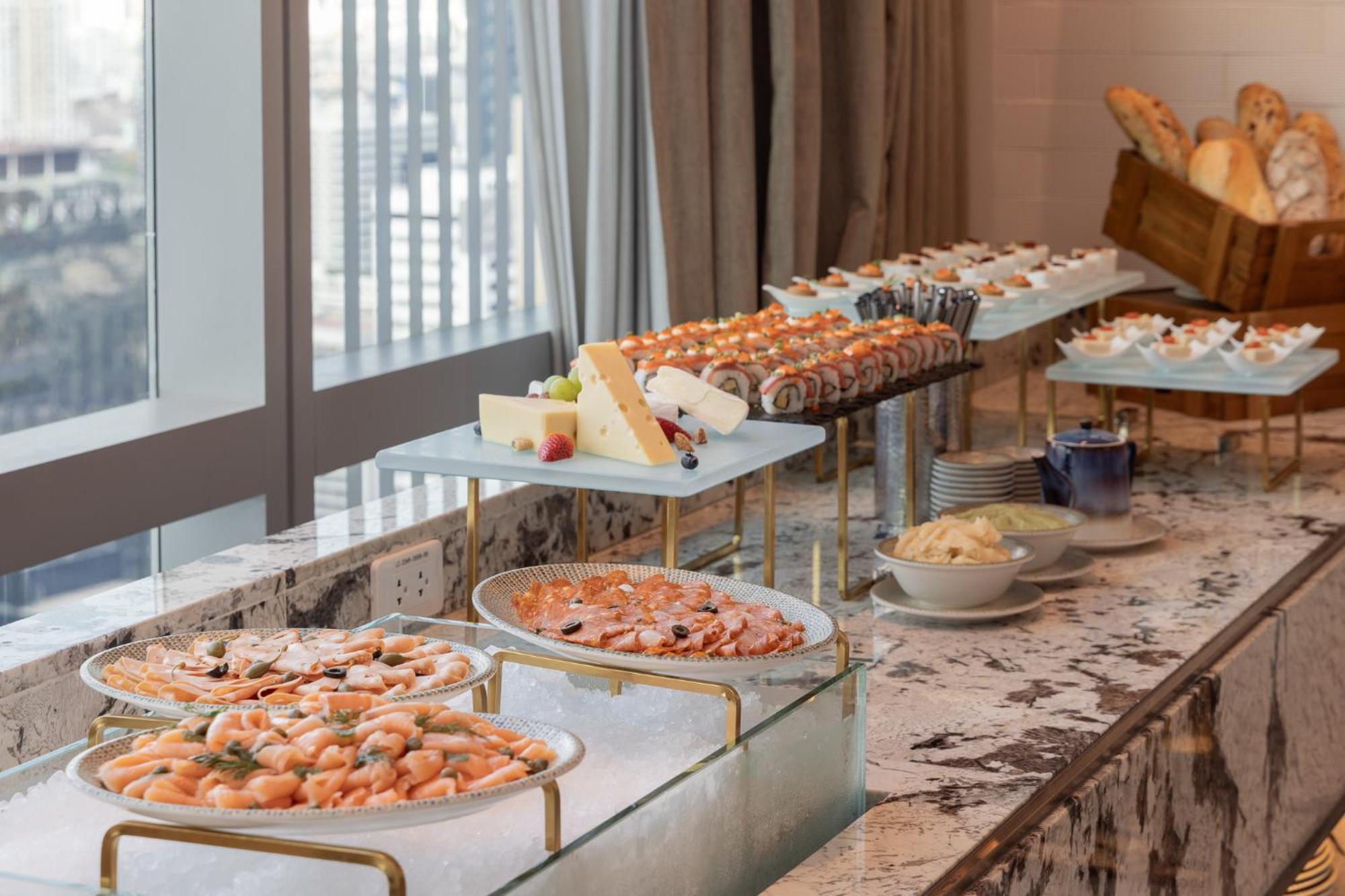 Eastin Grand Hotel Phayathai Bangkok Exterior photo A buffet at a hotel