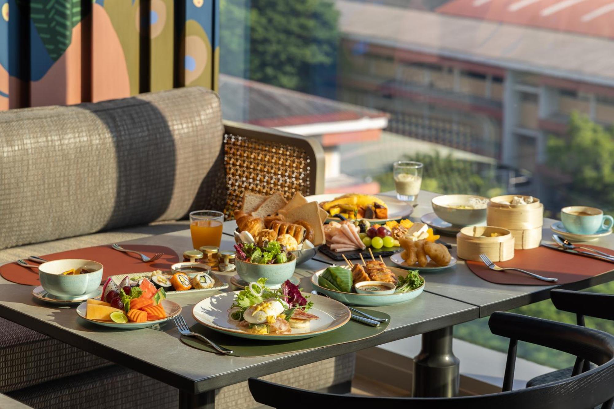 Eastin Grand Hotel Phayathai Bangkok Exterior photo A selection of dishes at the restaurant