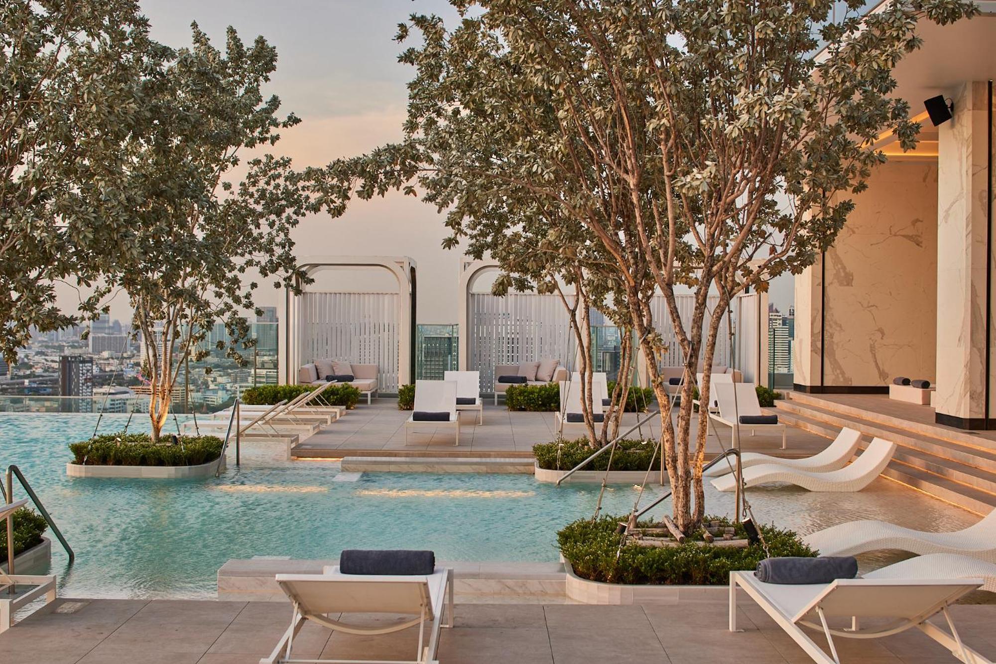 Eastin Grand Hotel Phayathai Bangkok Exterior photo The pool at the 1018