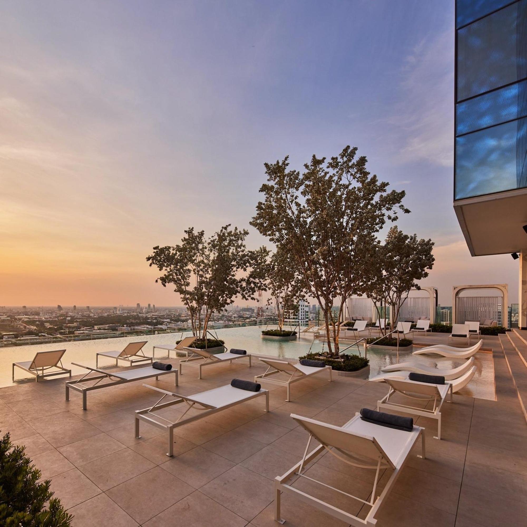Eastin Grand Hotel Phayathai Bangkok Exterior photo The rooftop pool at the hotel
