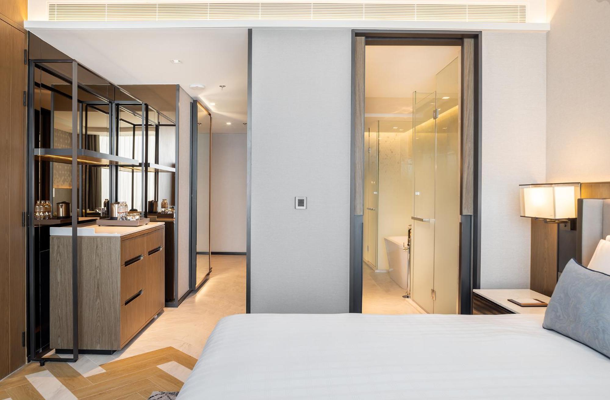 Eastin Grand Hotel Phayathai Bangkok Exterior photo A sliding door